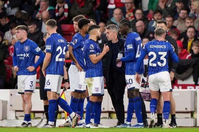 Cuộc đối đầu cân bằng giữa Ipswich và Crystal Palace trong trận chiến trụ hạng